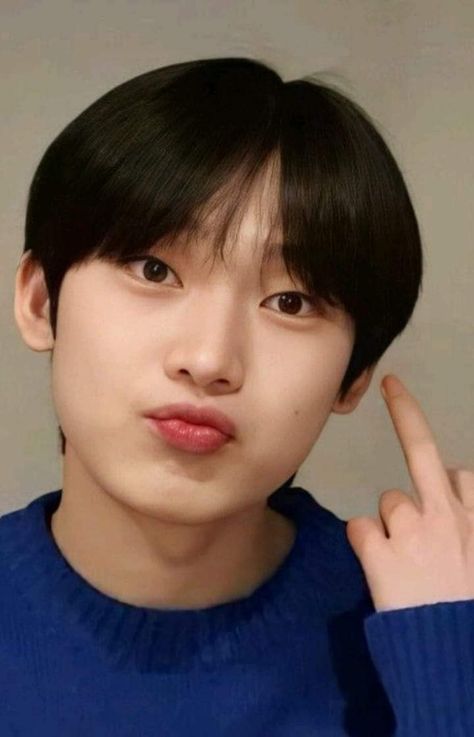 Kpop Middle Finger, Enhypen Middle Finger, Hyunjin Middle Finger, Rude Finger, Kpop Funny, Funny Pics, Funny Faces, Funny Pictures, Funny Memes