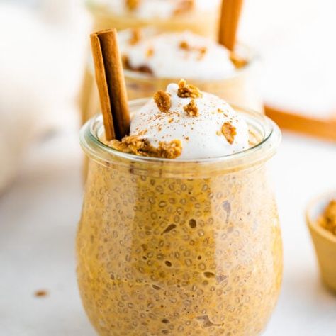 This pumpkin chia pudding combines pumpkin, pumpkin pie spice, chia seeds and almond butter for for a creamy and delicious fall breakfast or snack. Pumpkin Chia Seed Pudding, Pumpkin Pie Overnight Oats, Pumpkin Chia Pudding, Chia Pudding Recipes Healthy, Pumpkin Breakfast, Chia Seed Recipes Pudding, Pumpkin Recipes Healthy, Pumpkin Pudding, Pie Crumble