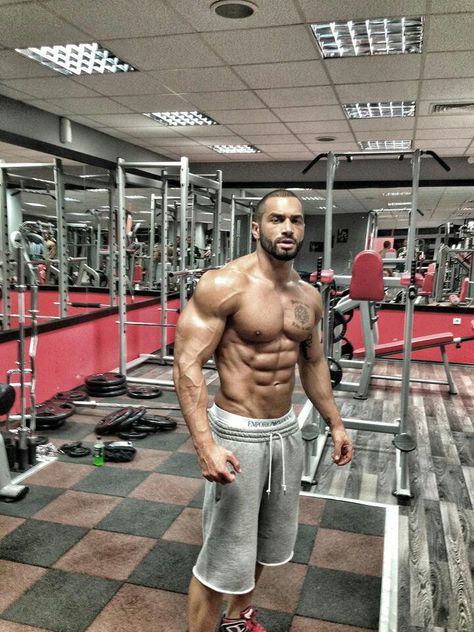 I see a tattoo behind all those beautiful muscles. Lazar Angelov, Le Male, Abs Workout For Women, Body Builder, Muscular Men, Gym Fit, Muscle Growth, Powerlifting, Get In Shape