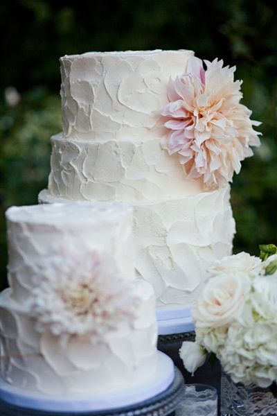 Wedding cake idea Dahlia Cake, Wedding Cake Icing, Wedding Cake Frosting, San Juan Capistrano Wedding, Dessert Oreo, Cake Frosting Recipe, The Wedding Cake, Wedding Company, Cake Icing