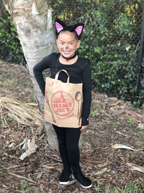 She let the cat out the bag!  #catsoutthebag #idioms #schoolcostume  #literacyparade #secondgradecostume #craftymama #halloween #kittycat #kaileenolivia Idiom Dress Up Day Kids, Idioms Costumes For School, Idiom Halloween Costumes, Easy Idiom Costumes For School, Idiom Day Costumes Ideas, Dress Like An Idiom Costume Ideas, Idiom Dress Up Day, Dress Like An Idiom, Idiom Costumes For School