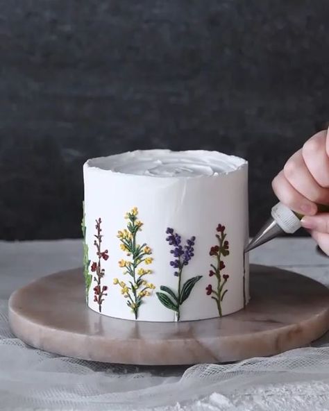 Cake Decorating Easy, Gökkuşaği Pasta, Drawing Cake, Wildflower Cake, Class Drawing, Tårta Design, Glass Drawing, Decorating Frosting, Buttercream Flower