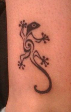 Constatation Tattoo, Simple Lizard Tattoo, Lizard Henna, Small Hippie Tattoo, Tattoo Lizard, Indie Tattoo Ideas Hippie, Hippy Tattoo, Hippie Tattoo Ideas, Hippie Tattoos