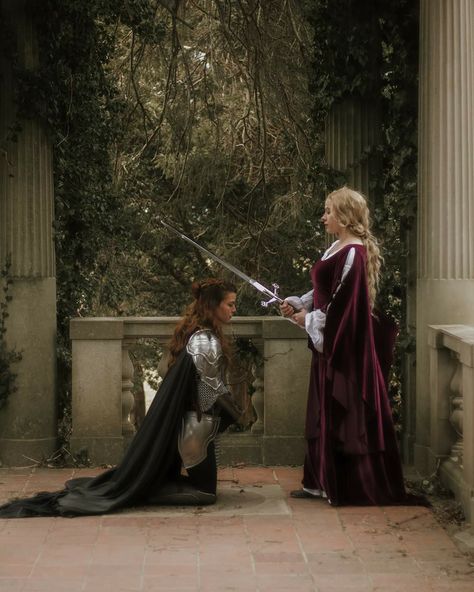 Sapphic Medieval Art, Knight And King Pose, Wlw Knight And Princess Aesthetic, King And Knight Pose Reference, Knight And Princess Pose, Lesbian Knight And Princess Aesthetic, Wlw Knight And Princess, Sapphic Knight And Princess, Princess And Female Knight