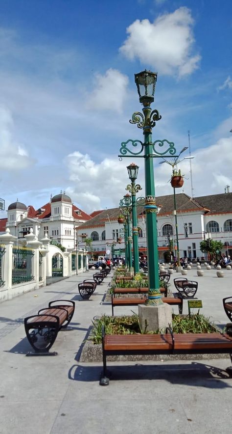 Cerahnya cantik Bali Cafe, Tempat Aesthetic, Malioboro Yogyakarta, Outdoor Rooftop, Perjalanan Kota, Planet Art, Beach Wall Collage, Aesthetic View, Cafe Aesthetic