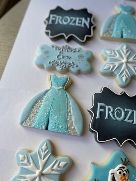 Elsa Dress Cookies Decorated, Elsa Decorated Cookies, Elsa Cookies Decorated, Frozen Cookies Decorated, Elsa Cookies, Crown Cookies, Frozen Biscuits, Princess Cookies, Frozen Birthday Theme