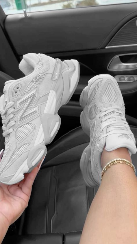 White Sneakers Aesthetic, Tenis Aesthetic, New Balance Shoes Outfit, Pretty Sneakers, Trendy Shoes Sneakers, Fashion Shoes Heels, Pretty Shoes Sneakers, All Nike Shoes, Cute Nike Shoes