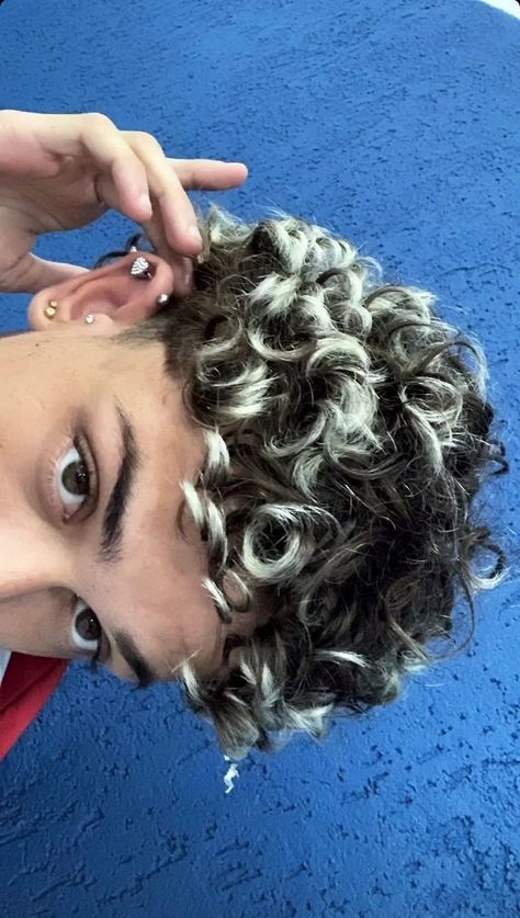 Curly Hair Highlights Men, Highlights Men, Fade Haircut Designs, Edgars Haircut, Hair Dye Tips, Dyed Curly Hair, Men Haircut Curly Hair, Fesyen Rambut, Men Hair Color