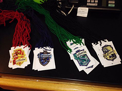 Harry Potter House Badges. DIY. Badges with yard lanyards instead of pins for Harry Potter camp. Harry Potter House Badges, Harry Potter Camp Ideas, Harry Potter Wedding Ring Box, Harry Potter Summer Camp, Harry Potter Camp, Diy Badges, Harry Potter Tattoo Sleeve, Harry Potter Badges, Lanyard Crafts