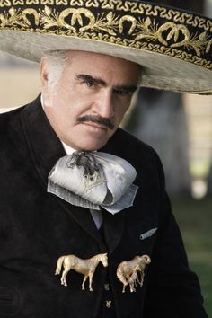 Vicente Fernández recibió de un doctor muy malas noticias Mexican Mariachi, Vicente Fernandez, Mexican Heritage, Mexico Culture, Bad To The Bone, Mexican American, Don Juan, Chicano Art, Latin Music