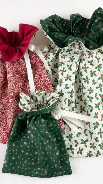 Christmas Sacks Diy Drawstring Bags, Fabric Gift Bags Diy Free Pattern, Christmas Gift Bags To Sew, Disappearing Four Patch, Fabric Christmas Decorations, Xmas Wrapping, Sewing Christmas Gifts, Bio Happy, Christmas Green