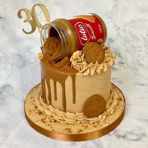 Biscoff Birthday Cake Decoration, Biscoff Birthday Cake, Biscoff Fault Line Cake, Chocolate And Biscoff Birthday Cake, Cookies N Cream Cake Recipe, Lotus Biscoff Cake Design, Lotus Cake Biscoff, Cake Design Birthday, Jar Cake