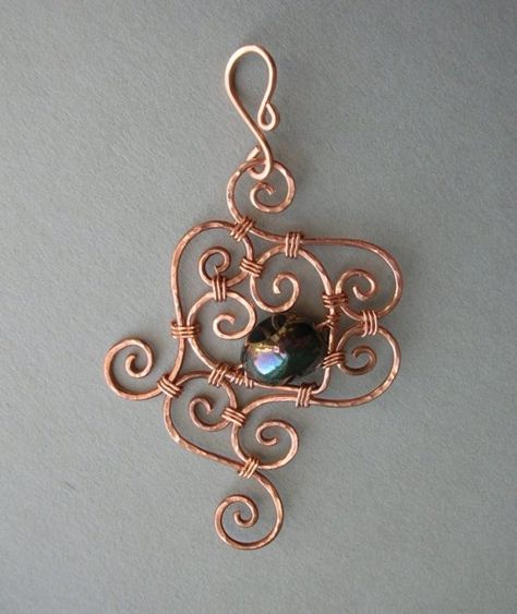 Copper Swirl Hammered Spiral Wire Filigree Pendant -- Wire Wrapped Filigree with Black Glass Wire Wrapped Jewelry Diy, Bijoux Fil Aluminium, Diy Jewelry Inspiration, Filigree Pendant, Handmade Wire, Diy Wire Jewelry, Wire Pendant, Handmade Beaded Jewelry, Wire Work Jewelry