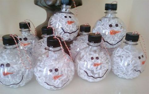 Pupazzi di neve con bottiglie di plastica piccole Bottle Snowman, Soda Bottle Crafts, Soda Bottle, Plastic Bottle Crafts, Snowman Ornament, Snowman Crafts, Snowman Ornaments, Christmas Crafts For Kids, Winter Crafts