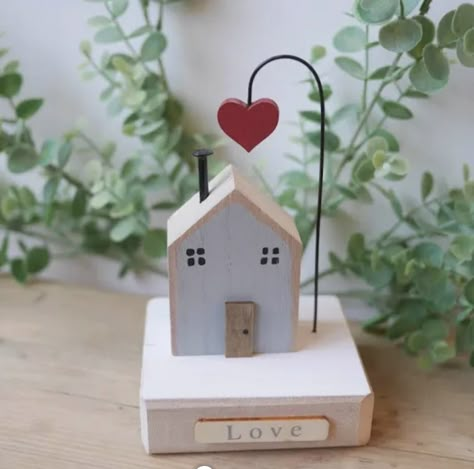 Wooden Gifts Diy, Wooden House Decoration, Scrap Wood Crafts, Small Wooden House, Wood Block Crafts, Love Decorations, Wooden Home, Wooden Houses, Driftwood Crafts