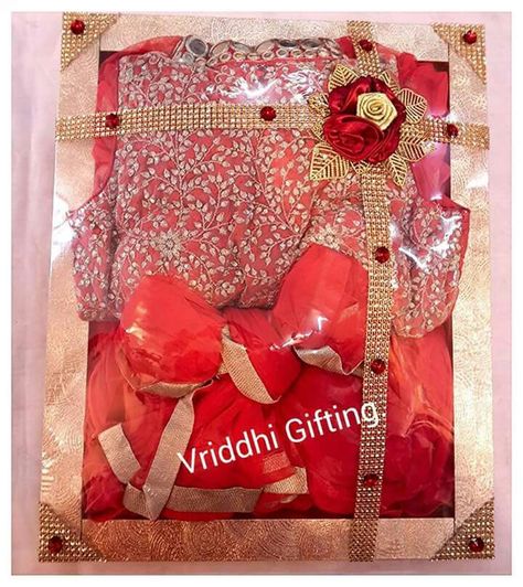 Indian Wedding Trousseau Gift Packing. Dupatta Packing Ideas, Cloth Packing Ideas, Cloth Packing Ideas For Wedding, Indian Wedding Trousseau, Packing Ideas For Wedding, Saree Packing, Cloth Packing, Shaadi Decor, Aarti Thali