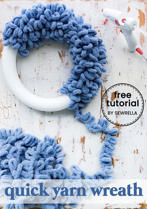 This yarn wreath can be worked up in about an hour - making it a wonderful gift idea! #freepattern #easypattern #hwoto #sewrella #diy #crafts #forbeginners #wreath #diywreath #homedecor #diyhomedecor Couronne Diy, Loopy Yarn, Diy Girlande, Bernat Yarn, Christmas Crafts To Sell, Bernat Blanket, Diy Yarn, Yarn Wreath, Diy Snowman