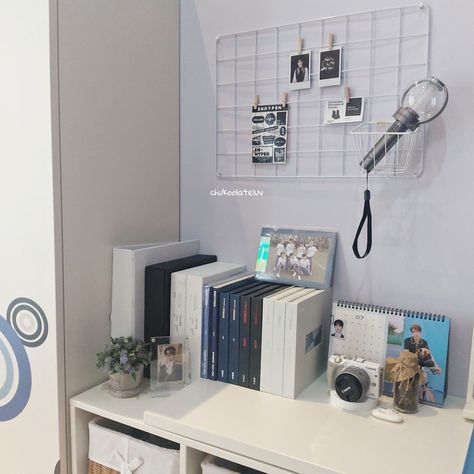 Enhypen Desk Setup, Room Ideas Aesthetic Kpop Enhypen, Enhypen Collection Aesthetic, Enhypen Room Aesthetic, Enhypen Room Ideas, Enhypen Shelf, Enhypen Room Decor, Enhypen Album Collection, Enhypen Bedroom