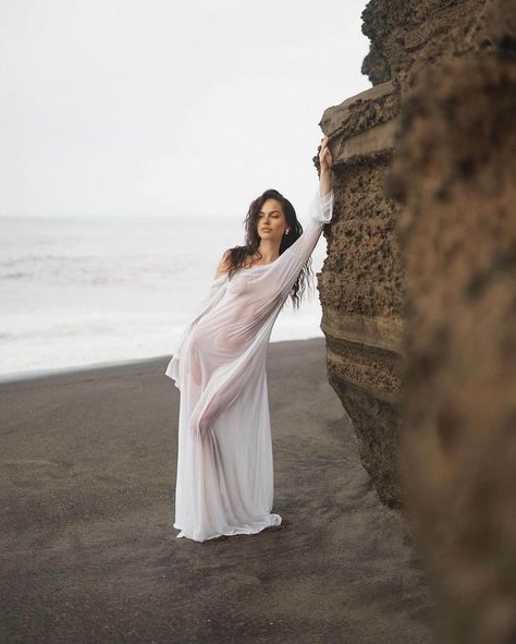 Woman In Beach, Beach Dress Photoshoot, Lake Photoshoot, Beach Photo Session, Maternity Photoshoot Poses, Island Outfit, Beach Model, Studio Photography Poses, Nature Photoshoot