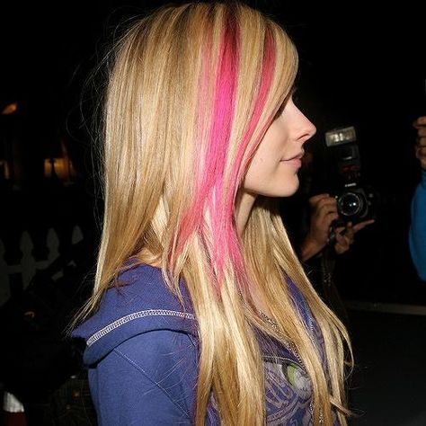 Pink Hair Streaks, Pink Streaks, Hair Streaks, Pink Highlights, Blonde Hair With Highlights, Pastel Hair, Avril Lavigne, Hair Inspo Color, Hair Envy