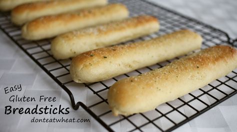 These are like Olive Garden's Breadsticks only Gluten Free! SUPER Yummy. ;) Gf Breadsticks, Yeast Breadsticks, Gluten Free Breadsticks, Birthday Dinner Recipes, Yummy Rice, Garlic Breadsticks, Pain Sans Gluten, Egg Replacer, Bread Sticks