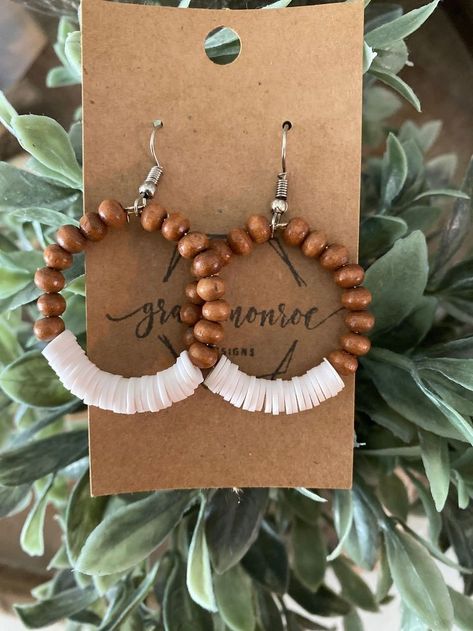 White Heishi Bracelet, Wood Bead Hoop Earrings, Homemade Earrings Ideas How To Make, Wood Beaded Earrings, Heishi Hoop Earrings, Clay Beaded Earrings, Wooden Beaded Jewelry, Wood And Bead Earrings, Diy Bead Projects