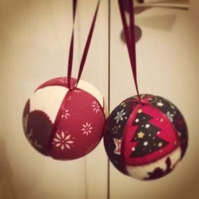 Tuto : fabriquer des boules de Noël avec du tissu - M6 Deco.fr Ribbon Ornaments, Noel Diy, Fabric Ribbon, Christmas Fabric, Christmas Decor Diy, Christmas Diy, Diy And Crafts, Christmas Bulbs, Christmas Crafts