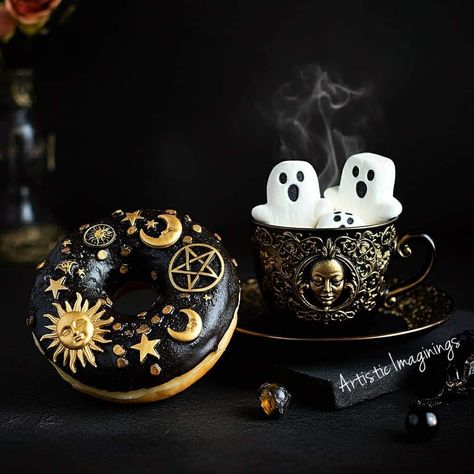 Goth Breakfast, Sakura Succubus, Goth Food, Goth Stuff, Baking Decorating, Donuts, Baking, Halloween