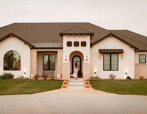 Contrasting the brown roof with cream paint on the walls creates a visually striking and elegant combination. The warm tones of the brown roof add depth and richness to the overall aesthetic, while the cream paint on the walls brings a sense of lightness and sophistication. Together, these contrasting elements create a harmonious balance that enhances the overall curb appeal of the building. Brown roof and cream walls from @haciendahomedesign Off White House Exterior Brown Roof, White Stucco House With Brown Trim, Cream And Dark Brown House Exterior, Beige House Brown Roof, White Stucco House With Clay Tile Roof, Cream House With Brown Trim, Homes With Brown Roofs, Reddish Brown Roof Exterior House Colors, Brown Soffit And Fascia Exterior Colors