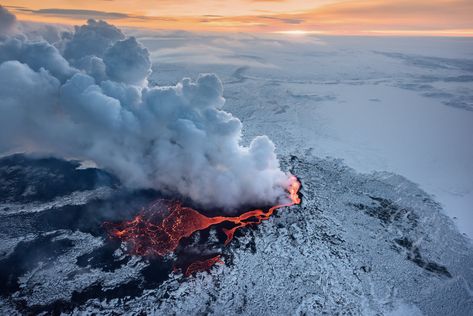 Iceland Volcano, Land Of Fire And Ice, Iceland Map, Volcano Eruption, Iceland Photos, Iceland Photography, Active Volcano, Winter Photo, Destination Voyage