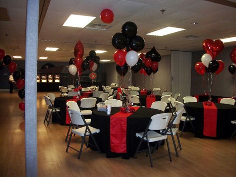 Casino balloon centerpiece Casino Royale Movie, Balloons Galore, Casino Party Invitations, Casino Night Food, Stag And Doe, Cooking Restaurant, Casino Movie, Casino Table, Casino Decorations