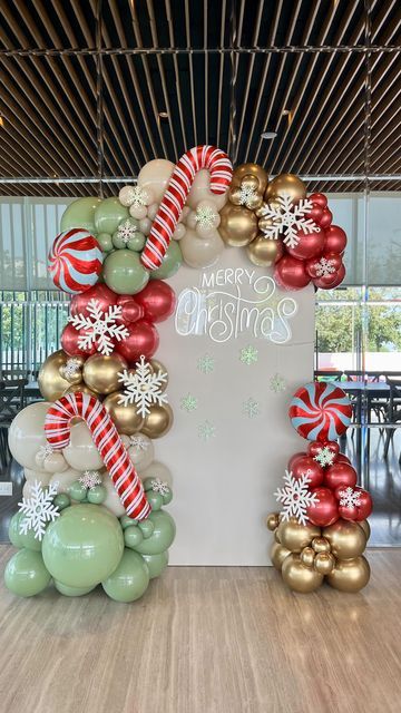 Xmas Balloon Arch, Christmas Wedding Balloon Arch, Christmas Decor Ideas For Event, Christmas Ballon Arc, Christmas Decoration Balloons, Christmas Show Decorations, Santa Baby Balloon Arch, Christmas Balloon Hoop, Christmas Decor Ideas With Balloons