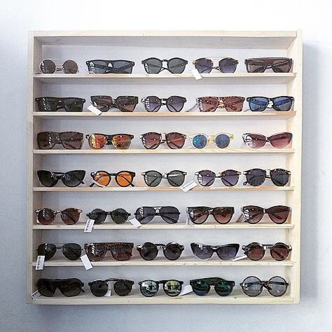 Sunglass Rack Display, Creative Ways To Display Sunglasses, Sun Glasses Organization Ideas, Sunglasses Collection Display, Sun Glasses Display Ideas, Ways To Display Sunglasses, Sun Glasses Decoration Ideas, Glasses Display Ideas, Sunglass Display Ideas