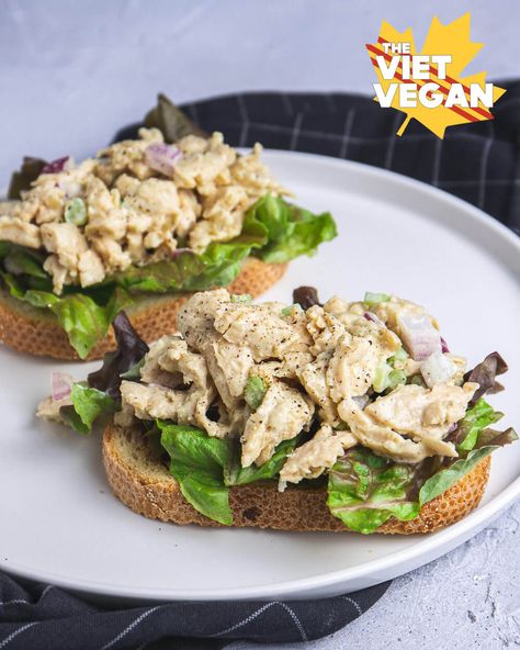 Soy curls make it easy to veganize this classic vegan chicken salad for easy meal prep for a tasty lunch. Made with kitchen staples in 15 minutes! Spicy Chicken Salad Recipe, Vegan Chicken Salad, 4th Of July Recipes, Kitchen Staples, Soy Curls, Marinated Mushrooms, Vegan Chicken, July Recipes, Vegan Fish