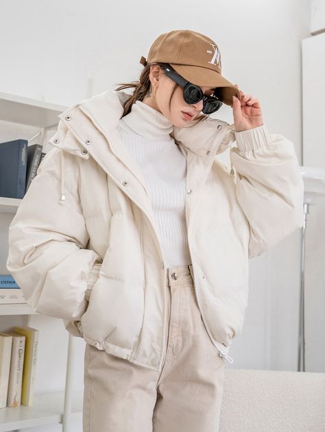 Beige Puffer Jacket, Beige Puffer, Winter Mode Outfits, White Puffer Jacket, Puffer Jacket Outfit, White Puffer, Couture Jackets, Puffy Coat, Looks Chic