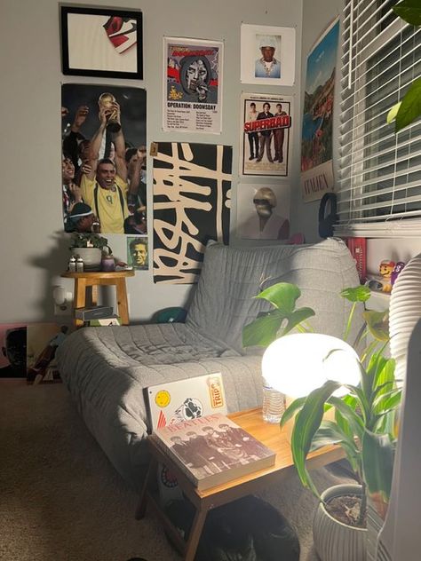 Dorm Decor Ideas: Creative and Affordable Dorm Decor Ideas Dorm Room Masculine, Room Theme Ideas Bedrooms, Chill Dorm Room Ideas, Cool Guy Room, Main Room Ideas, Comfy Room Decor, Minimalistic Bedroom Aesthetic, Boy Bedroom Aesthetic, Guys Room Decor