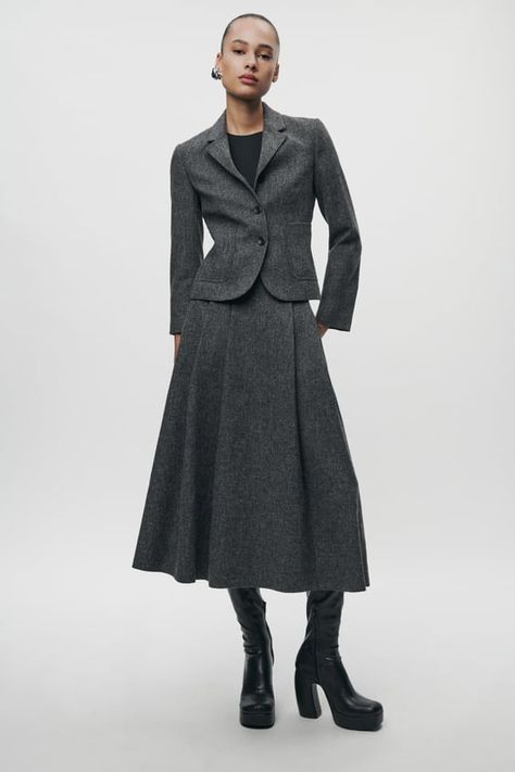 Winter Outfits Woman | ZARA United States - Page 2 Wool Skirt Outfit, Midi Skirt Outfit Winter, Zara Pleated Skirt, Zara Midi Skirt, Gala Gonzalez, Pleated Skirt Outfit, Winter Skirt Outfit, Long Knit Cardigan, Fall Winter Wardrobe