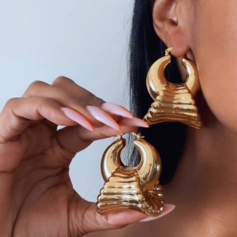 These Are Super Light Weight And Unique. They Are 18k Gold Plated, Material Is Copper And Covered In Thick Gold Plating. Two Pair Left In Stock. To Shop Deals Visit My Website In My Bio Piercings Styling, Droopy Earrings, Big Gold Earrings, Afro Jewelry, Bold Gold Jewelry, Gold Statement Jewelry, Chunky Gold Jewelry, Dope Jewelry Accessories, Jewelry Photoshoot