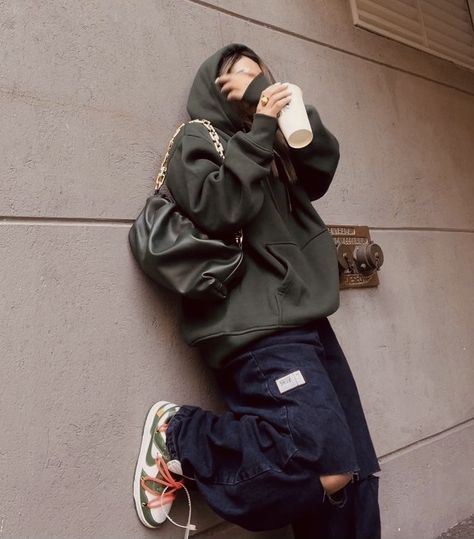 oversized outfit #streetwear #streetwearstyle #oversized Poses For Oversized Clothes, Hood Up Outfit, Oversized Outfit Ideas Aesthetic, Tomboy Instagram Photos, Overzied Outfit, Over Sized Hoodies Outfits, Green Wide Leg Sweatpants Outfit, Oversized Streetwear Outfit, Oversized Fits Women