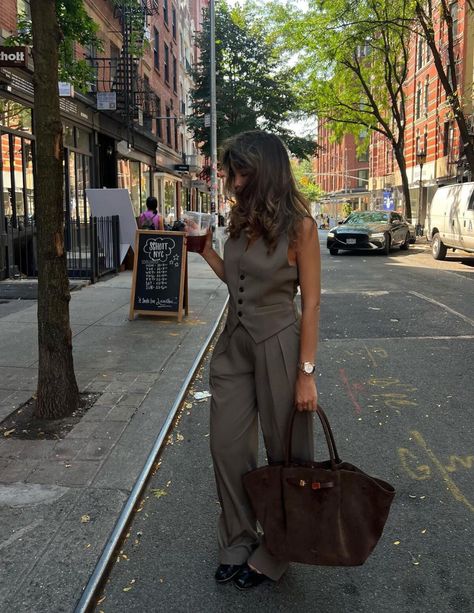 8 Summer Office Outfits That Keep You Looking Chic In The Heat Summer Office Outfits, Wide Leg Pants Outfit, Mode Retro, Leg Pants Outfit, Summer Office, Professional Outfits Women, Halloween Autumn, Aesthetic Winter, Office Outfits Women