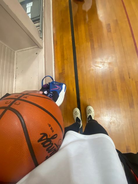 0.5 Basketball Pics, Hooper Aesthetic, Hoop Aesthetic, Basketball Snap, Hoops Aesthetic, Basketball Pics, Basketball Motivation, Ball Aesthetic, I Love Basketball