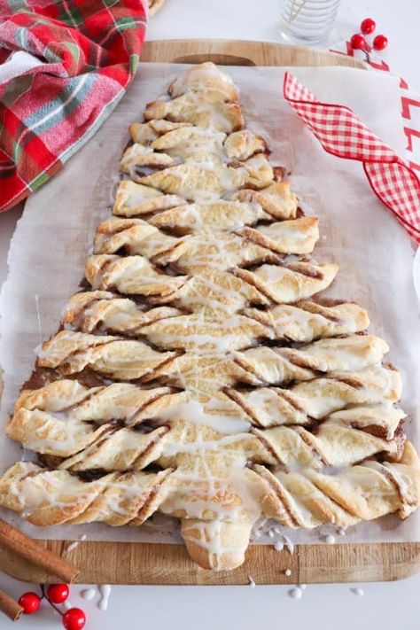 Christmas Tree Shaped Pull Apart Bread, Christmas Twist Bread, Christmas Tree Cinnamon Bread, Christmas Tree Pull Apart Dessert, Christmas Morning Breakfast Ideas Sweet, Bread Tree Christmas, Cinnamon Bun Christmas Tree, Christmas Cinnamon Bread, Cinnamon Sugar Christmas Tree