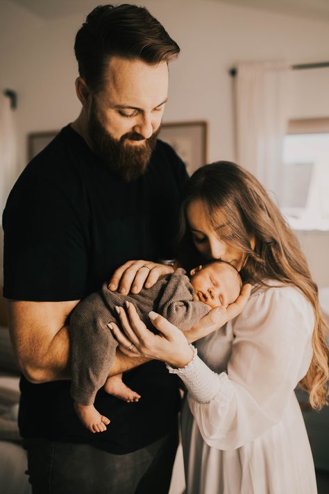 Infant Family Photos Indoor, Crib Newborn Photography, Lifestyle Newborn Session At Home, Nursery Lifestyle Photography, Diy Family Newborn Pictures At Home, I'm Home Newborn Session, In Home Newborn Photoshoot, Cozy In Home Newborn Session, Inhome Newborn Family Session