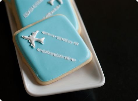 jet trail / contrail cookies for the aviation lover Plane Cookies, Travel Cookies, Airplane Cookies, Aviation Party, Square Cookies, Decorated Cookies Tutorial, Airplane Party, Shower Cookies, Cookie Decorating Ideas