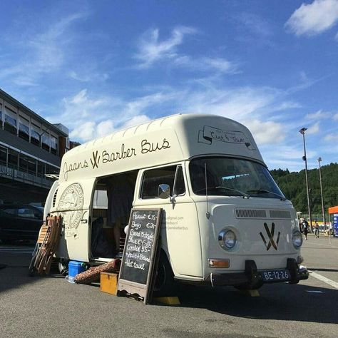 Barber Van, Barber Bus, Parlor Ideas, Mobile Hair Salon, Mobile Barber, Hair Salon Business, Truck Business, Barbershop Design, Food Truck Business