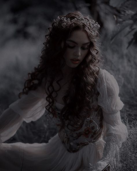 Fantasy Princess Aesthetic, Princess Book, Fairytale Aesthetic, Medieval Aesthetic, Margaery Tyrell, Fantasy Princess, Royal Aesthetic, Princess Core, Face Photography