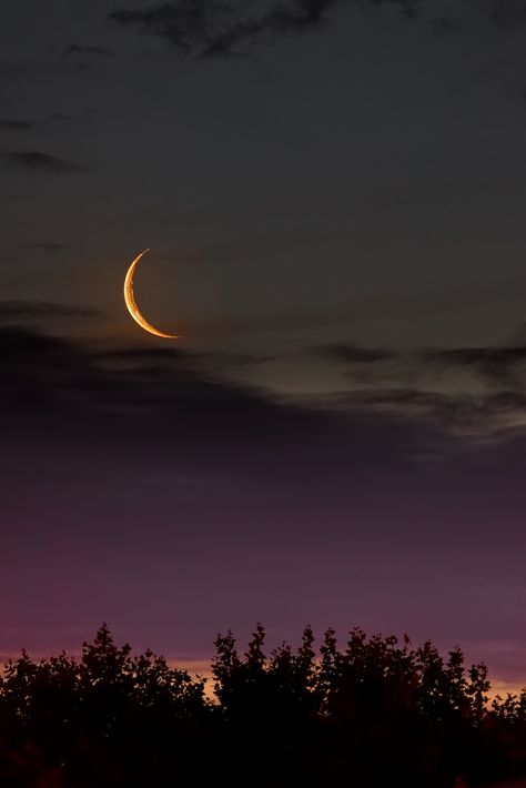 A young 2 days old moon seen after sunset. If the moon looks inverted it's because the shot was taken in the South Hemisphere. Cer Nocturn, Matka Natura, Shoot The Moon, Belle Nature, Moon Pictures, Beautiful Moon, Moon Magic, The Night Sky, Alam Yang Indah