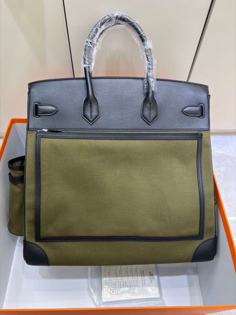 🎁Factory direct shipment ✈️Worldwide Free Shipping 📢WhatsApp: +8615018754260

The new style Hermes (HAC) Haut à Courroies Cargo bag. Inspired by military kitbags, the Haut à courroies Cargo combines canvas and leather, and delivers a full cargo of detail. Patch and zipped pockets all have a precise function: to receive a card-holder, carry earphones, take a smartphone, attach keys, or stow a flask. For everyday explorers: ready, steady, cargo! Hermes Cargo, Cargo Bag, Bag Design, Birkin Bag, New Style, Kate Spade Top Handle Bag, Flask, Bags Designer, Bee