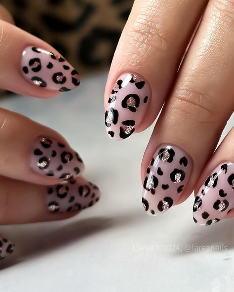 🔥🔥🔥Transform your nails into fierce fashion statements with these stunning cheetah 🐆 print nail art designs. 🎨 From subtle accents to bold statements, unleash your inner wildcat with these trendy and timeless patterns. Whether you prefer classic neutrals or vibrant hues, there’s a cheetah print style to suit every taste. Cheetah Nail Art, Leopard Print Nail Art, Leopard Print Nail, Leopard Nail Designs, Print Nail Art, Cheetah Nail Designs, Cheetah Print Nails, Animal Print Nails Art, Cheetah Nails