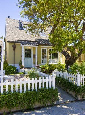 I so love this little yellow beach house :)    beachbungalow8 Pale Yellow House Exterior, Yellow Beach House, Window Fence, Yard Fencing, Tiny Beach House, Cottage Exteriors, Picket Fences, Cozy Cottages, Yellow Cottage